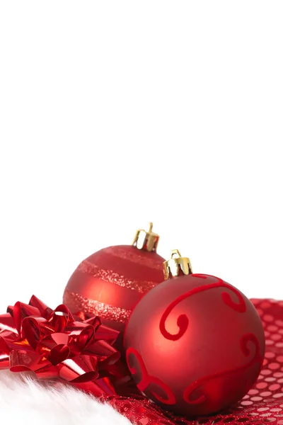 Bugigangas vermelhas de Natal no chapéu de Santa — Fotografia de Stock