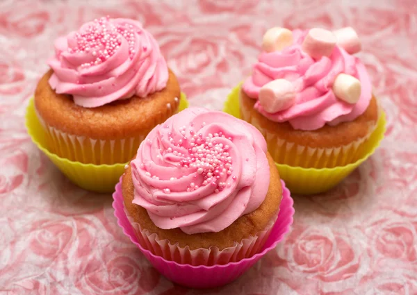 Vanille cupcake met aardbeien slagroom — Stockfoto