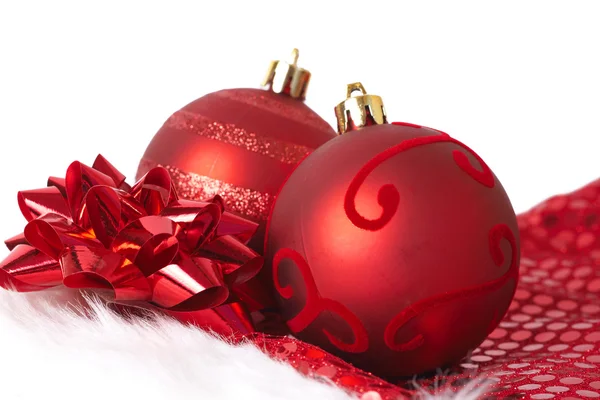 Bugigangas vermelhas de Natal no chapéu de Santa — Fotografia de Stock
