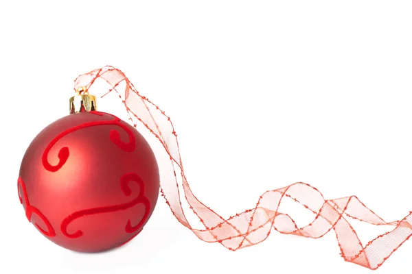 Красная рождественская безделушка с лентой — стоковое фото