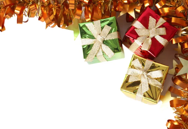 Caixas de presente coloridas e ouropel formando uma moldura — Fotografia de Stock