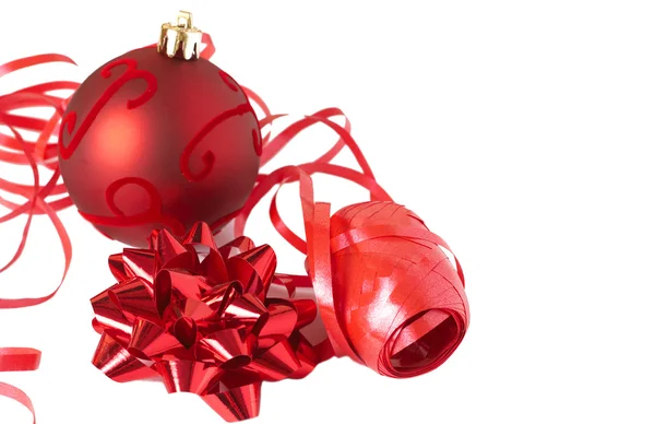 Красная рождественская безделушка с луком и лентой — стоковое фото