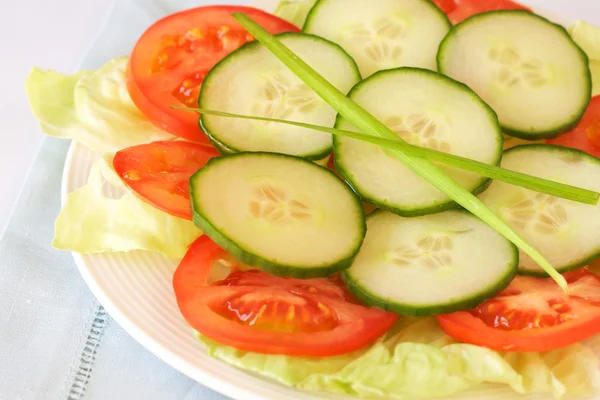 Свежий салат с огурцом и помидорами — стоковое фото