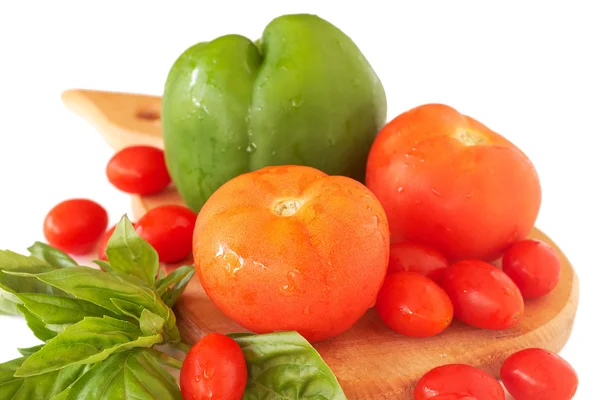 Tomates frescos, pimenta e manjericão — Fotografia de Stock