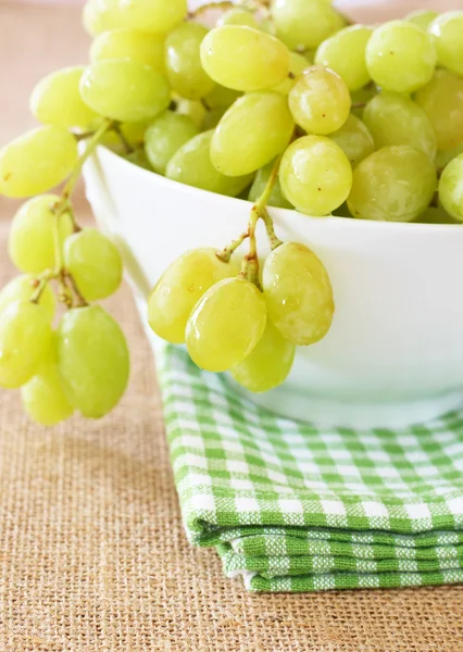 Uvas verdes maduras en un tazón —  Fotos de Stock