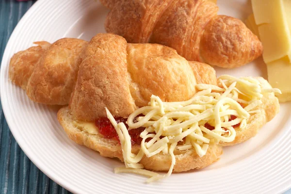 Croissant mit Käse — Stockfoto
