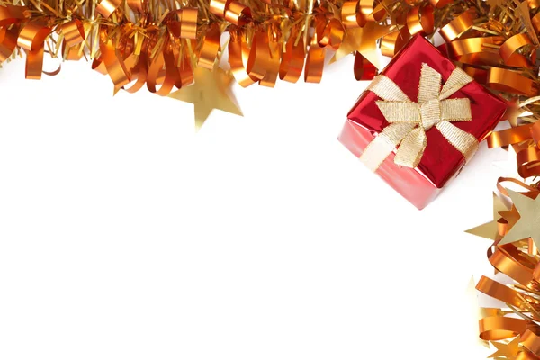 Rotes Weihnachtsgeschenk mit Lametta-Rahmen — Stockfoto