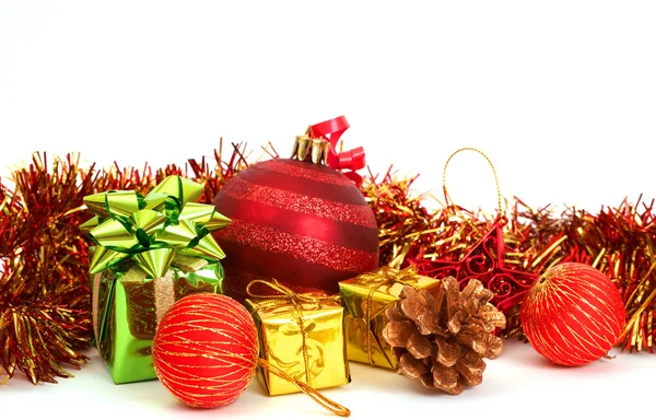Röda julgranskulor och andra dekorationer — Stockfoto