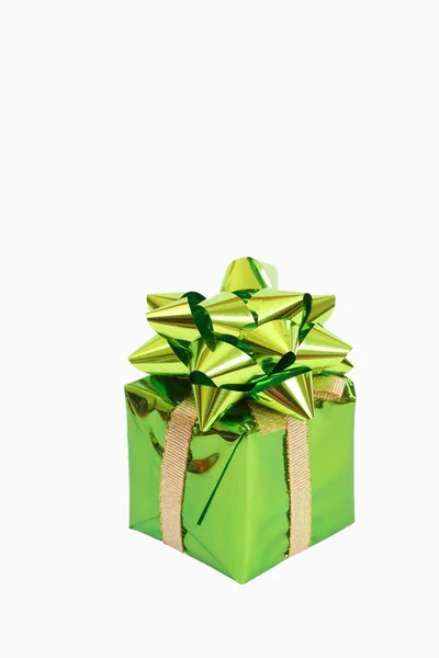 Yay ile yeşil hediye kutusu — Stok fotoğraf