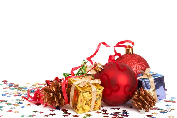 Kırmızı Noel baubles ve diğer süslemeleri — Stok fotoğraf