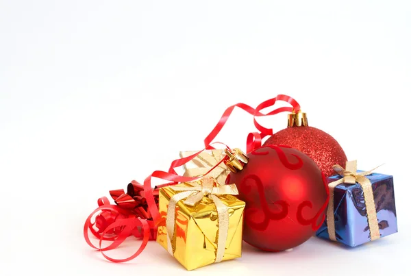 Kırmızı Noel baubles ve diğer süslemeleri — Stok fotoğraf
