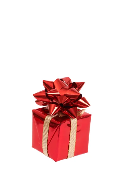 Красная подарочная коробка с луком — стоковое фото