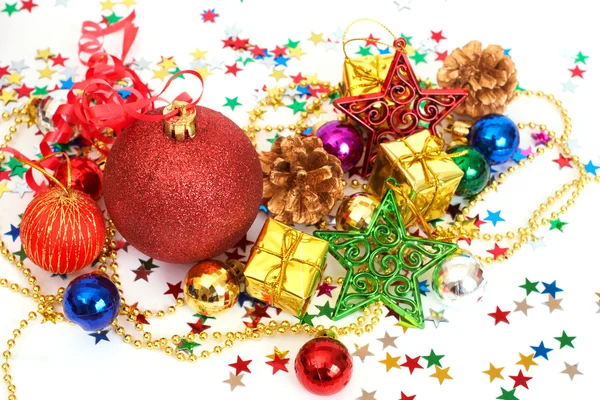 Röda julgranskulor och andra dekorationer — Stockfoto