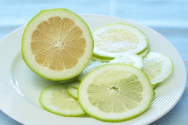 Tatlı limon limon bir plaka üzerinde