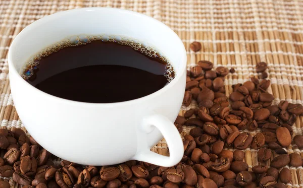 Kuppi kahvia kahvipapuja — kuvapankkivalokuva