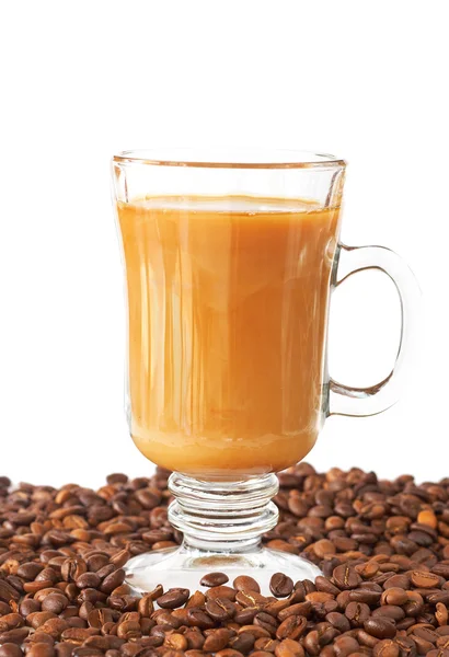 Чашка кофе и жареная фасоль — стоковое фото