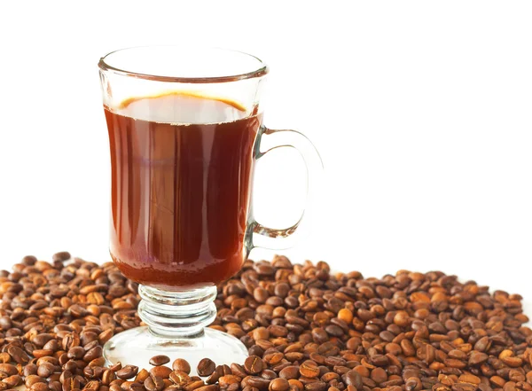 Чашка кофе и жареная фасоль — стоковое фото