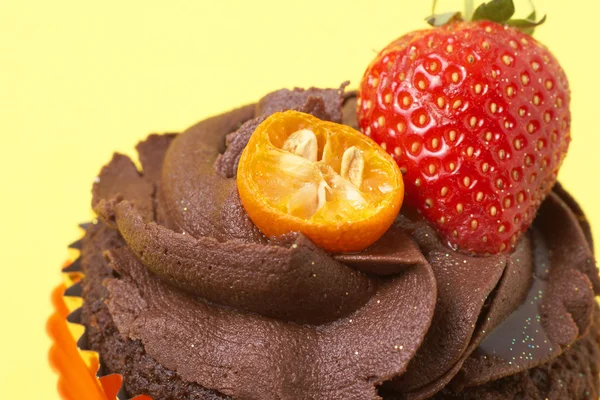 Chocolate cupcake with strawberry — Stock Photo, Image
