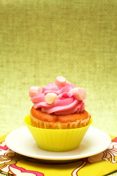 바닐라 컵 케 익 딸기 입힌 — 스톡 사진