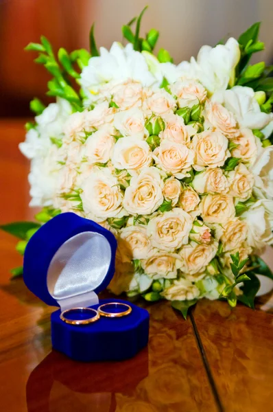 Wedding bouquet and wedding rings — Stock Photo, Image
