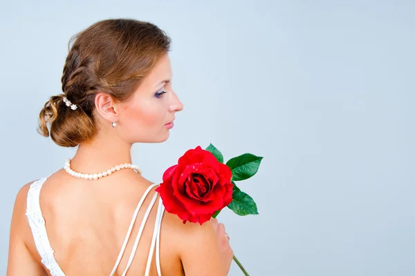 La novia con una rosa roja — Foto de Stock