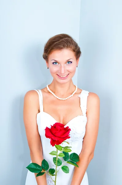 La sposa con una rosa rossa — Foto Stock