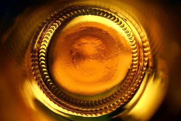 Αφηρημένη μπύρα μπουκάλι κάτω Εικόνα Αρχείου