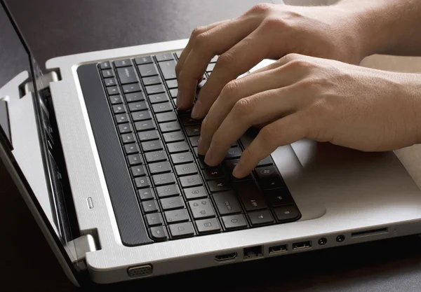 Mãos masculinas brancas digitando em um teclado de laptop — Fotografia de Stock