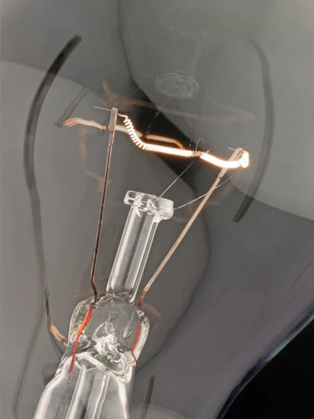 검은 배경 위에 있는 전구 — 스톡 사진