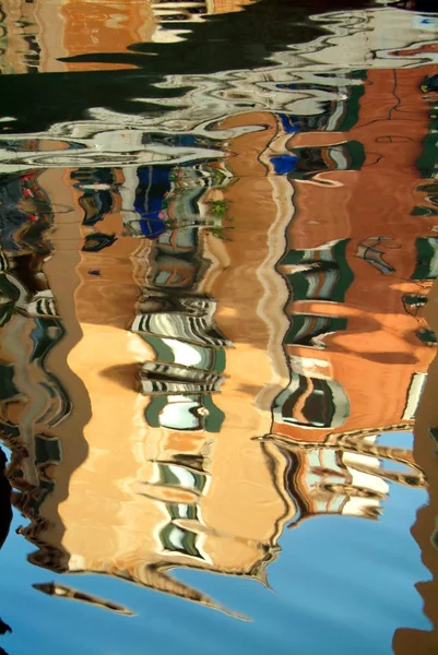 Отражение в Венецианском канале — стоковое фото