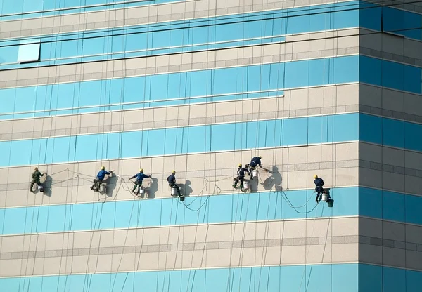 Limpiadores en el rascacielos Imagen De Stock