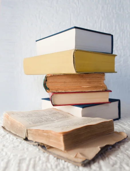Old and new books — Stock Photo, Image