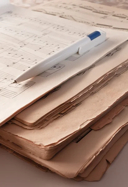 Old music notes and pen. — Stock Photo, Image