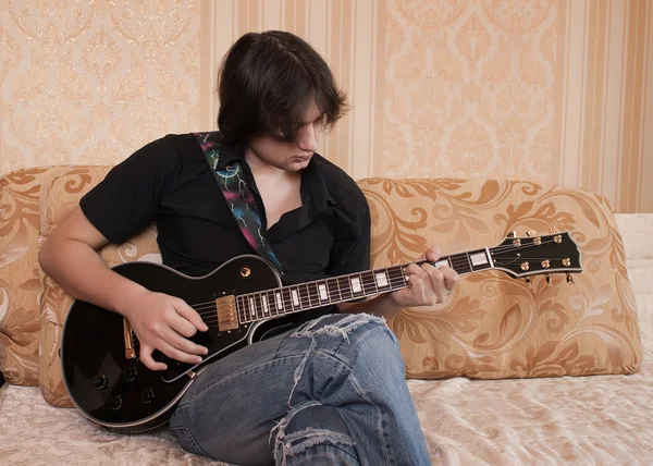 Man spelar gitarr — Stockfoto