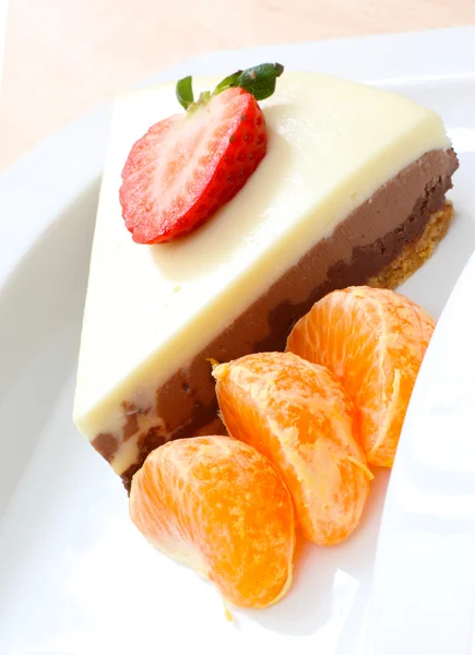 Cake and fruits — Stock Photo, Image