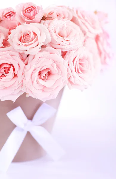 Pote de rosas molhadas rosa — Fotografia de Stock
