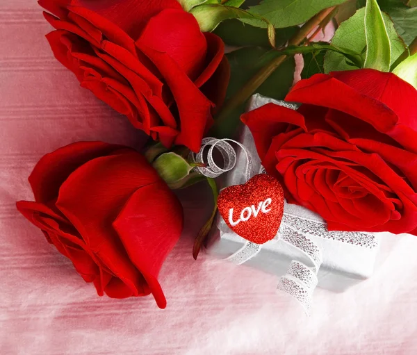 Belle rose con scatola regalo e cuore — Foto Stock