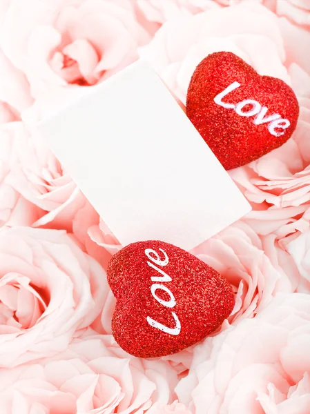 Hediye kartı ve kalpleri ile güzel pembe güller — Stok fotoğraf
