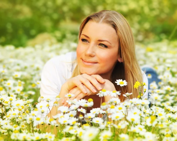 Vacker kvinna på blomman arkiverat — Stockfoto