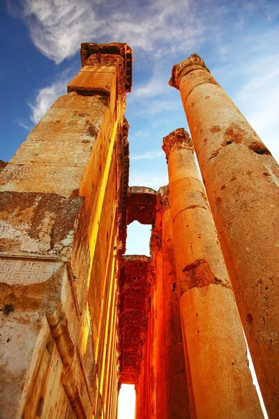 木星的寺庙在黎巴嫩的巴勒贝克，蓝天 — 图库照片