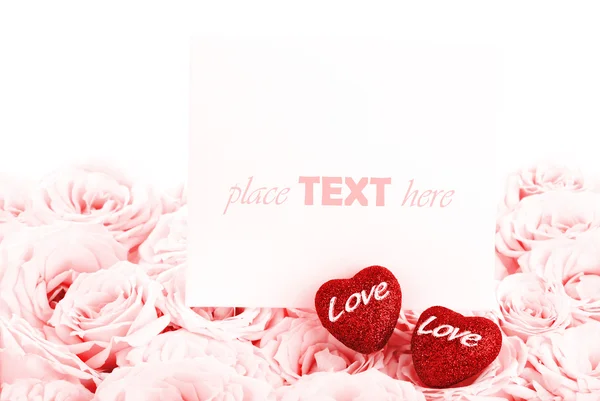 Hermosas rosas rosadas con tarjeta de regalo y corazones —  Fotos de Stock
