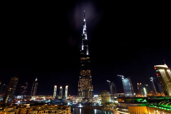 Dubai keskustassa yöllä — kuvapankkivalokuva