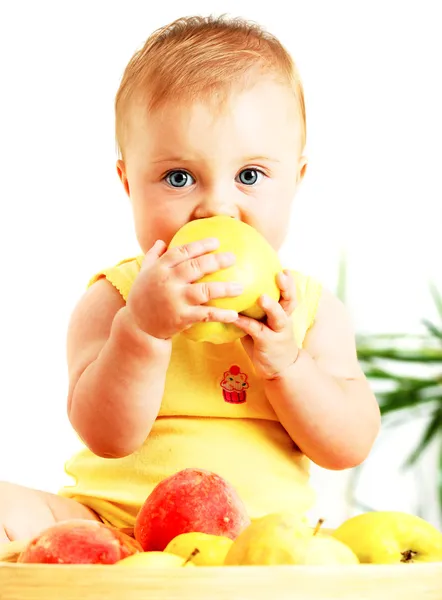 Pequeno bebê comendo maçã — Fotografia de Stock
