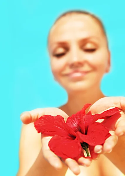 Mooie vrouwelijke bedrijf rode bloem — Stockfoto