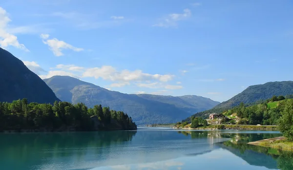 Fjorden en bergen landschap — Stockfoto