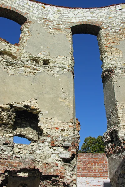 Antiguas murallas del castillo en janowiec — Foto de Stock