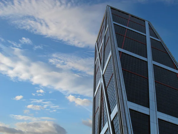 Bina üzerinde mavi gökyüzü bulut — Stok fotoğraf