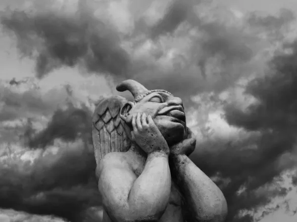 Gargoyle in de storm — Stockfoto