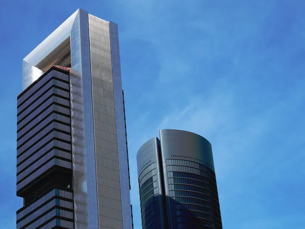 Dva mrakodrapy s modrou oblohou — Stock fotografie