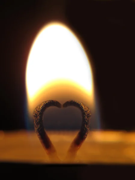 Kalp şeklinde ile yanan fitili — Stok fotoğraf